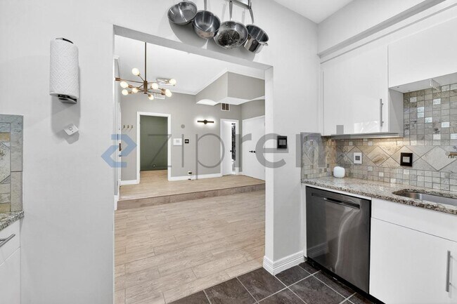 Building Photo - 4040 Avondale Ave