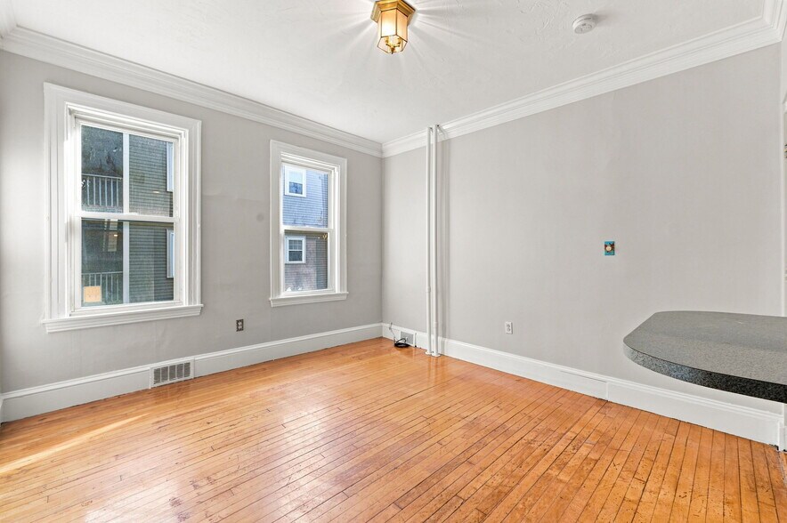 Building Photo - 147 Murdock St