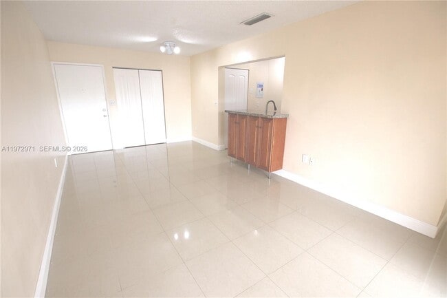 Building Photo - 690 W Park Dr