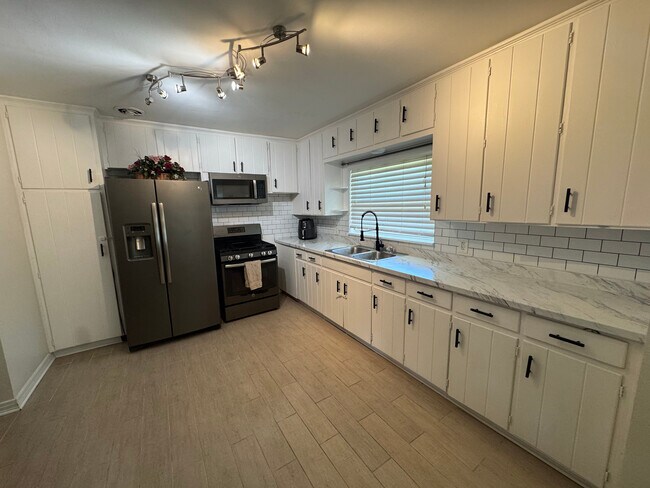 Building Photo - 216 Rippling Ln