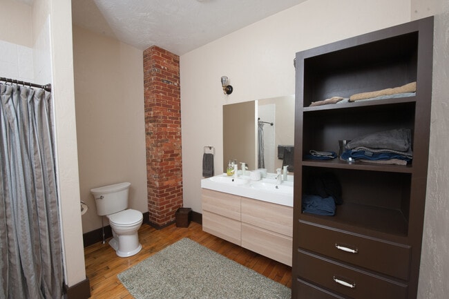 Building Photo - 2101 Beale Ave