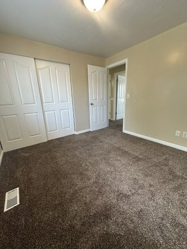 Building Photo - Spacious & Affordable! 5 Bed 2 Bath Home f...
