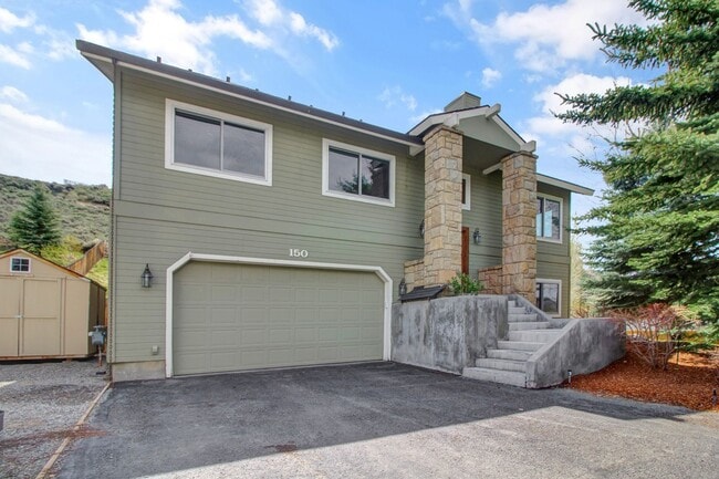 Building Photo - Spacious Home on Elevated Lot in Bellevue'...