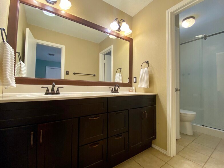 Master Bathroom - 9802 Briar Ridge Dr