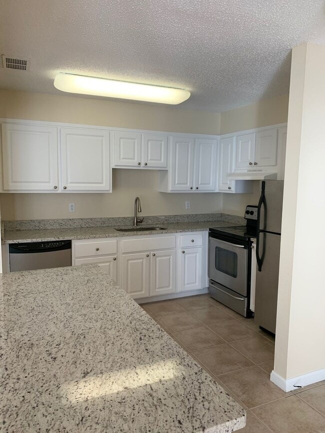 Building Photo - 2nd story, 2/1, updated unit on the Winter Park/Maitland border!!