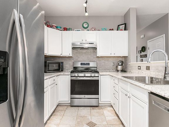Kitchen - 657 Grove Cir