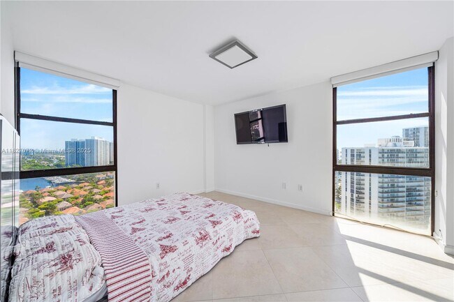 Building Photo - 3675 N Country Club Dr
