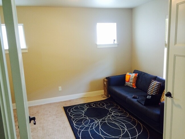 Building Photo - Amazing 3 Bedroom 2.5 Bath Home within Beaverton and next to Nike!