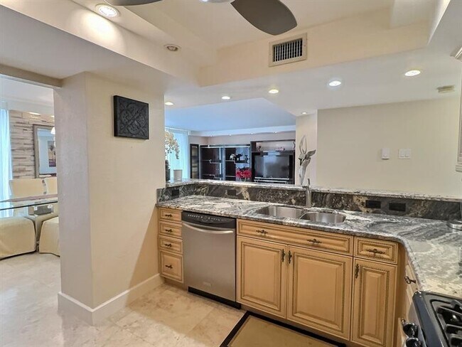 Building Photo - 2030 S Ocean Dr