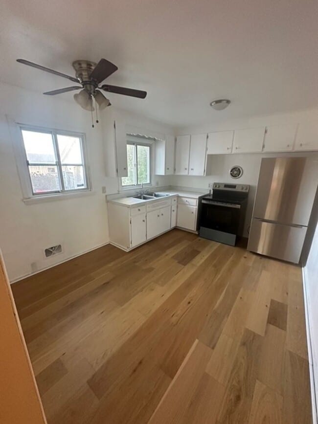 Building Photo - 254 Ernst St