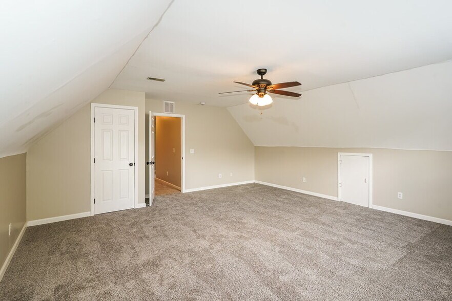 Building Photo - 2817 Sutherland Dr