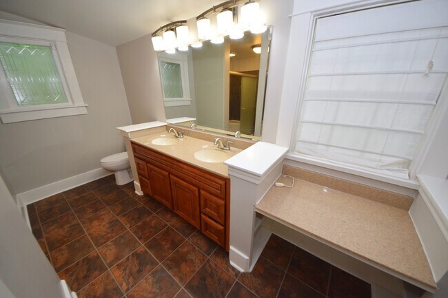 Building Photo - DARLING charmer with 3 beds and 2 baths near the U of M.