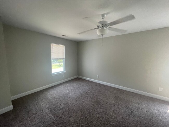 Building Photo - 3 bedroom 2.5 Bathroom House Welcomes Students