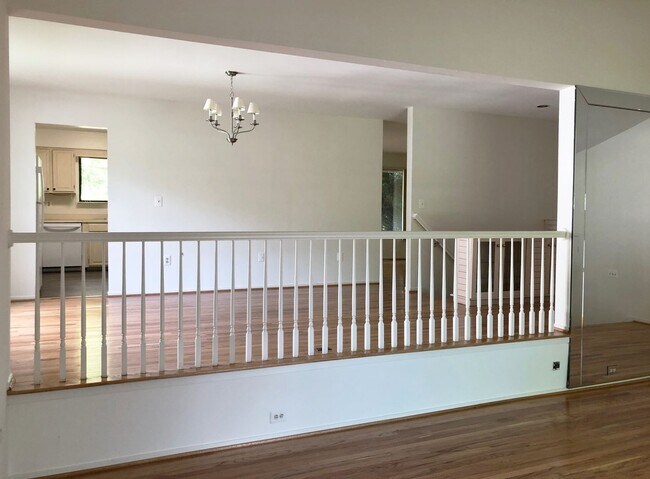 Building Photo - Spacious Potomac Beauty backs to Golf Course