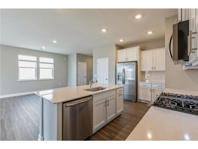 Building Photo - Stunning New Construction Home - Modern Lu...