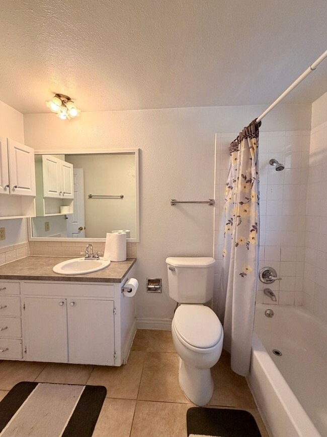 Building Photo - Amazing 3bed/2 bath with finished basement.