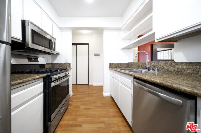 Building Photo - 1425 W 12th St