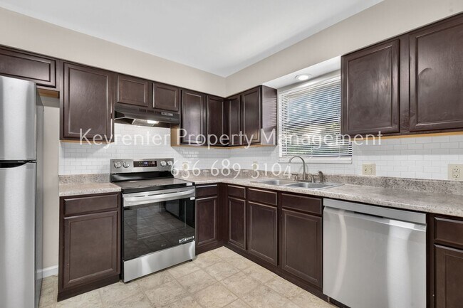Building Photo - 357 Della Dr