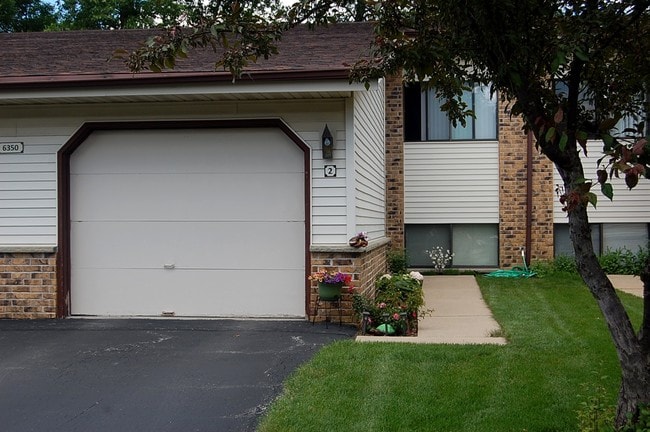 Primary Photo - Parkwood Village Townhomes