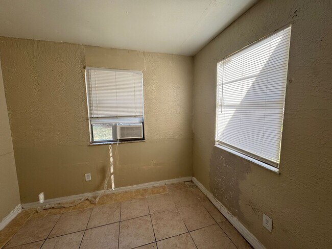 Building Photo - 1209 Carlsbad Pl