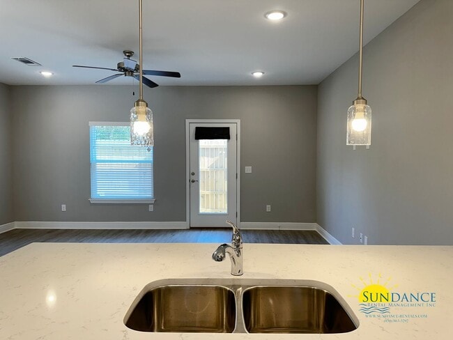 Building Photo - Charming 3 Bedroom Townhome in the heart of Fort Walton Beach!