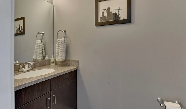 Building Photo - Luxury Downtown Condo!!