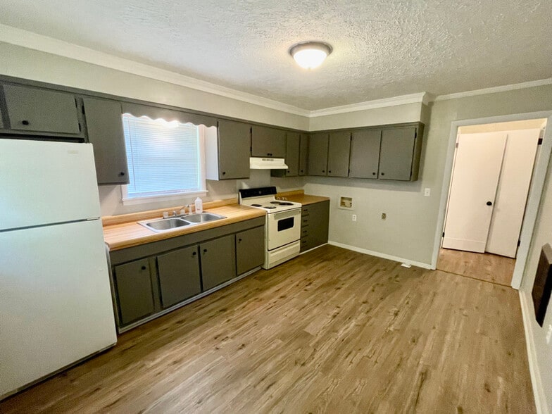 Building Photo - 1702 Bunch St