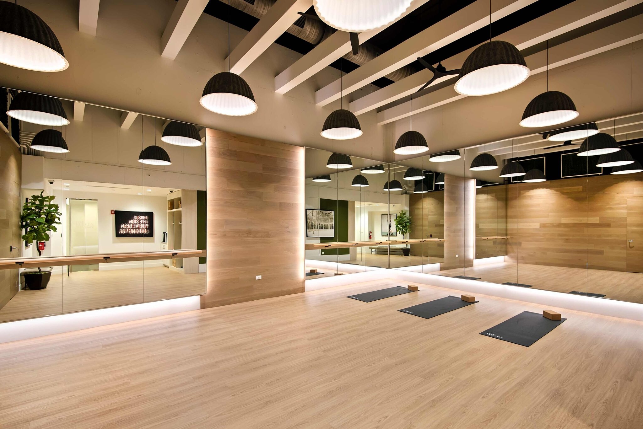 Building Photo - 162 N Clark St