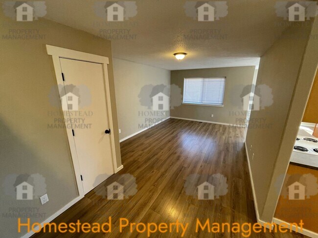 Building Photo - 479 Broad St S