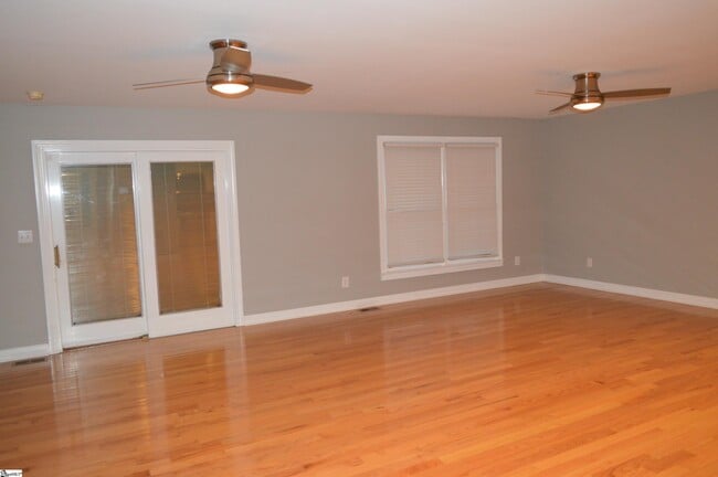 Building Photo - 101 Lakeforest Dr