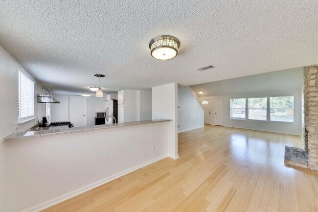 Building Photo - 9731 Meadowheath Dr