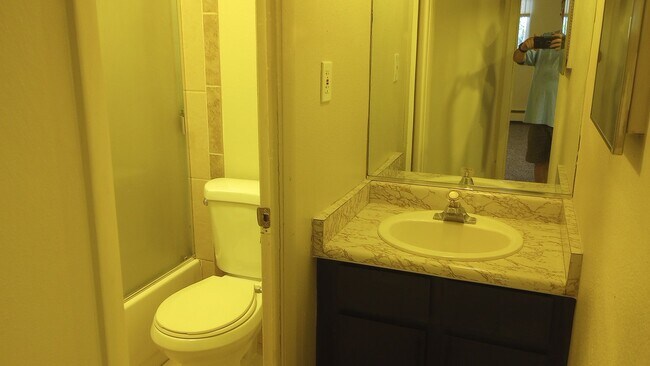 Building Photo - Great location off Leetsdale/Parker and Fl...