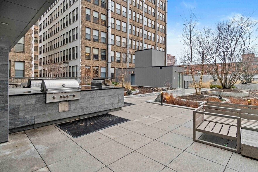 Building Photo - 721 S Clark St