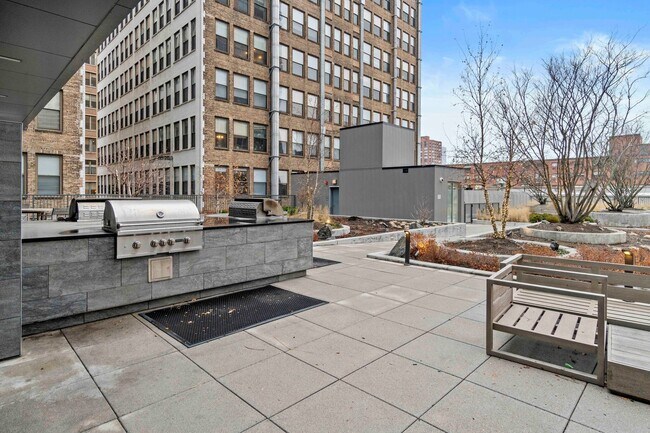 Building Photo - 727 S Clark St