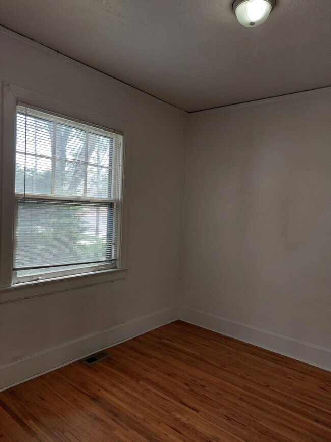 Building Photo - College Housing - 4 bedrooms