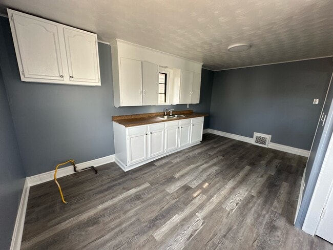 Building Photo - 1430 Gross Ave NE