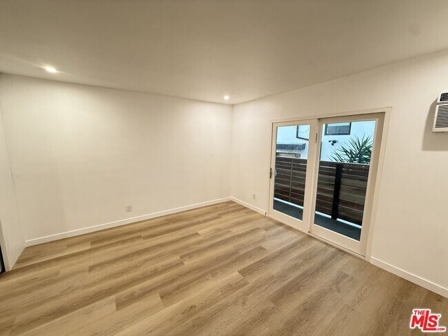 Building Photo - 1333 N Fuller Ave