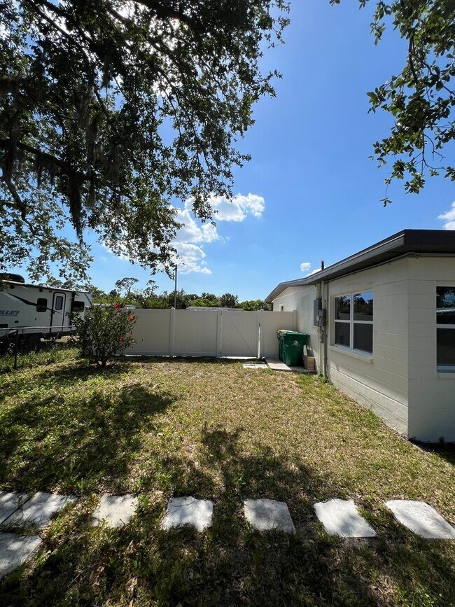 Building Photo - 2304 Ednor St