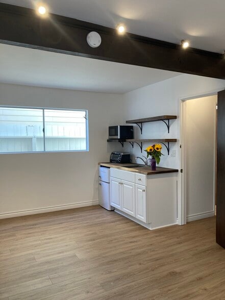 Building Photo - 292 Rossmore Dr