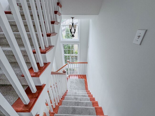 Building Photo - Lakeside Living!