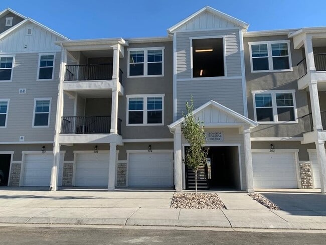 Building Photo - 1831 W Newcastle Ln