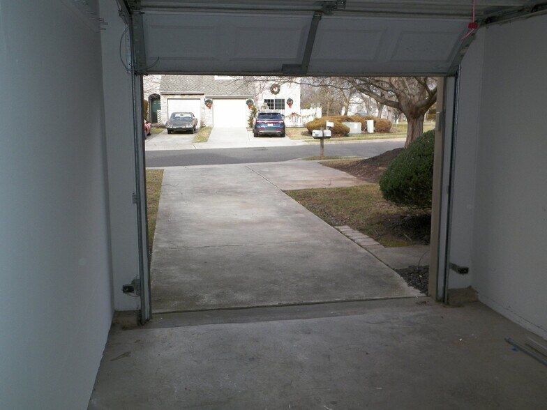 Building Photo - 5077 Rosewood Dr