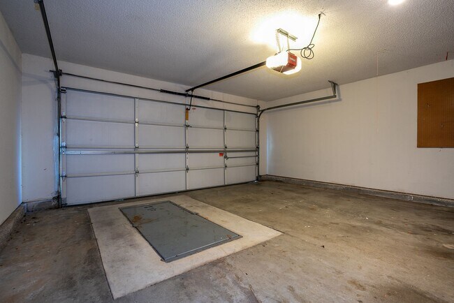 Building Photo - Charming 3 bedroom home with cozy fireplac...
