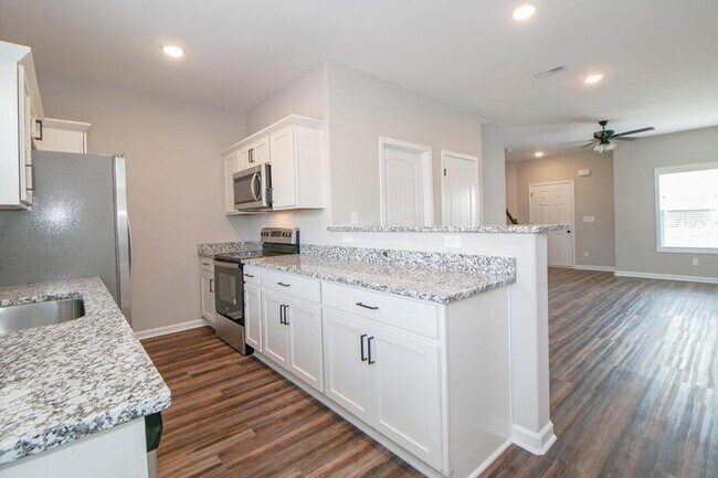 Building Photo - 1115-E4 Hillwood Dr