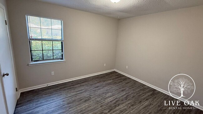 Building Photo - MOVE IN SPECIAL: $500 OFF 1ST MONTH'S RENT!**