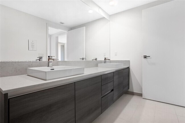 Building Photo - 1080 Brickell Ave