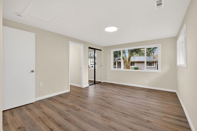 Building Photo - Updated 4BD Lake Oswego Home - Prime Location