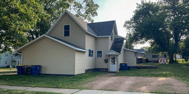 Primary Photo - 1410 E. 1st St