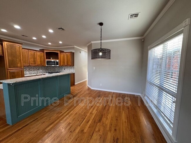 Building Photo - 528 North Willow Pl W