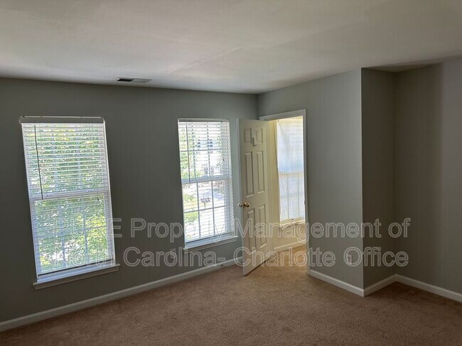 Building Photo - 6033 Queens Walk Ct